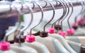 黒のタンクトップは影の立役者!白シャツインナーで迷ったら・・・?