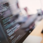パソコン内の曲データを外部オーディオで聴く方法とは?